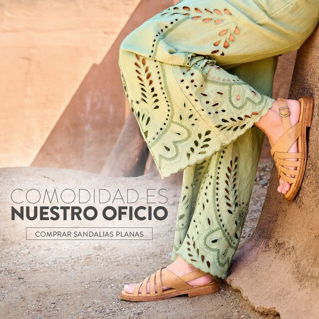 Comodidad es nuestra oficio. Compra sandalias planas. Modelo destacado: Sandalia Remy de tira trasera en color tostado.