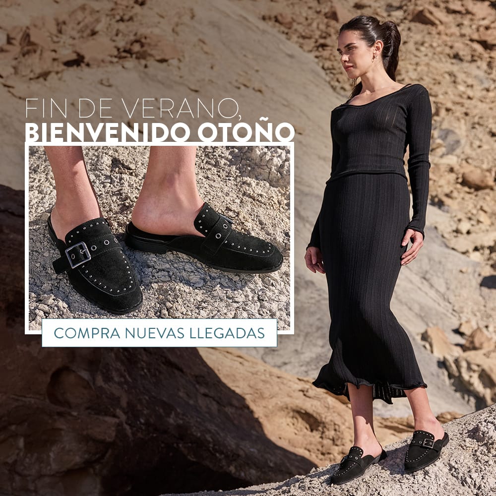Finales del Verano, Conoce el Oto&ntilde;o. Compra Nuevas Llegadas. Una mujer parada en el desierto usando los zuecos con tal&oacute;n abierto Mikah Stud en gamuza negra.